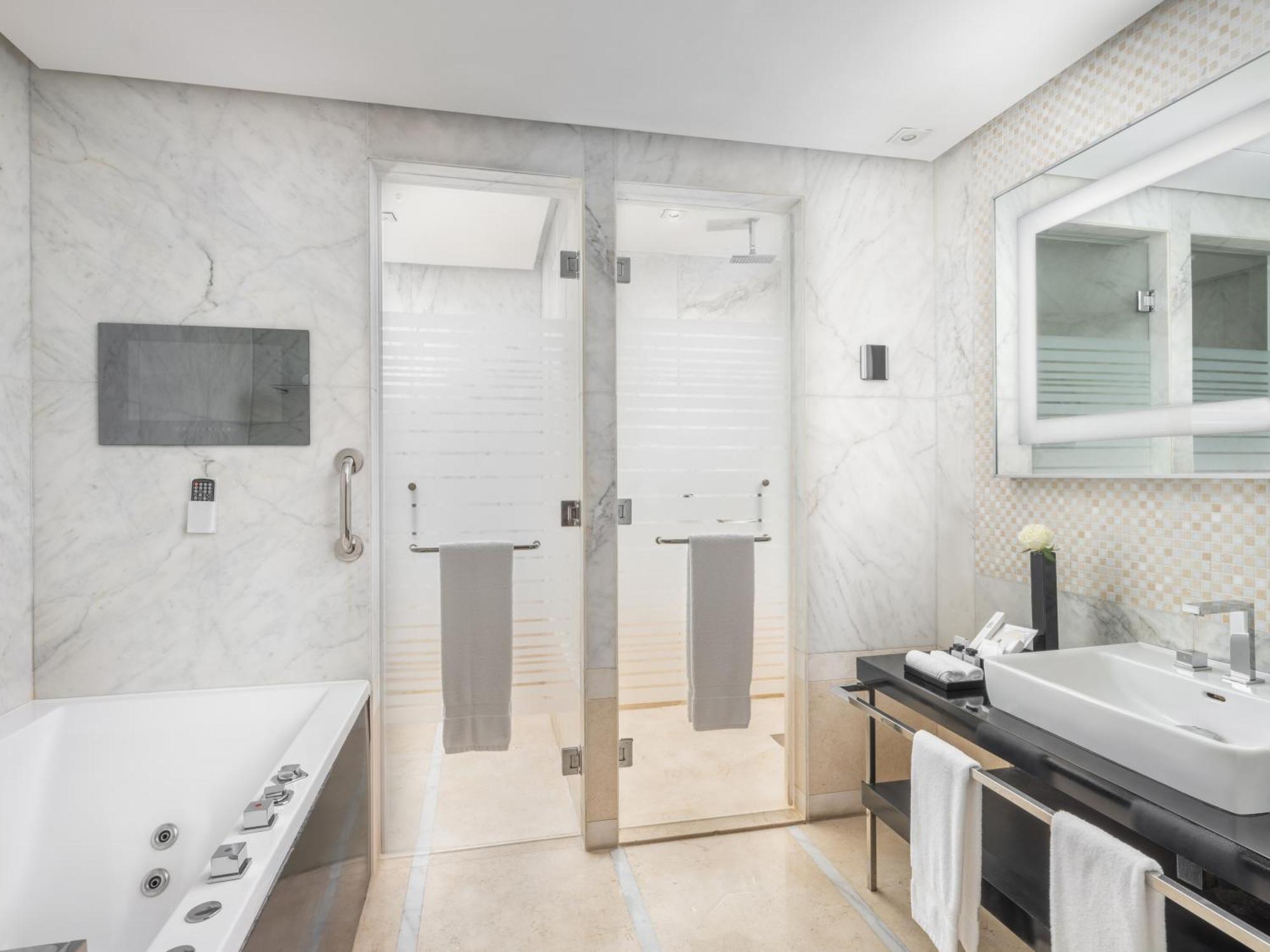 Отель The Venue Jeddah Corniche Экстерьер фото Bathroom