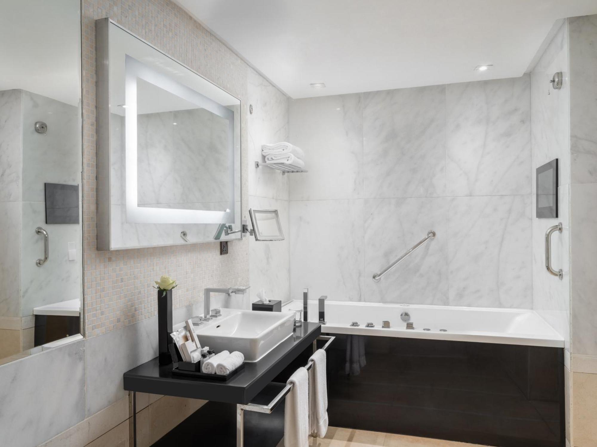 Отель The Venue Jeddah Corniche Экстерьер фото Bathroom